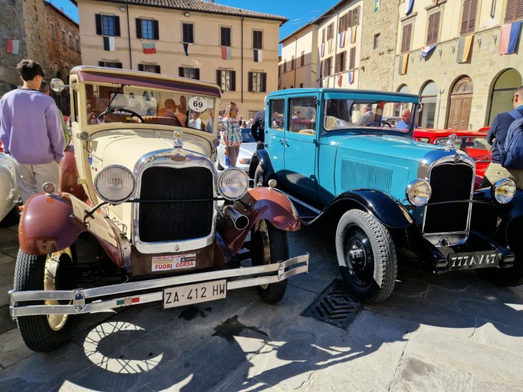 Sansepolcro, Piazza Torre di Berta invasa da auto storiche – Foto