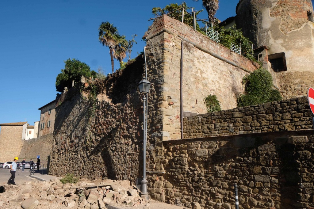 1663838208_monte_san_savino_crollo_mura4