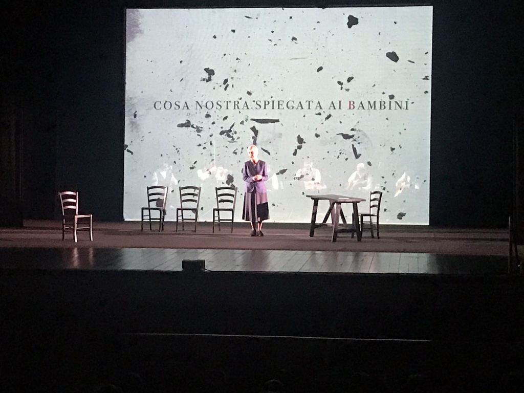 “Cosa nostra spiegata ai bambini”, Ottavia Piccolo inaugura la stagione teatrale del Petrarca Ar24Tv