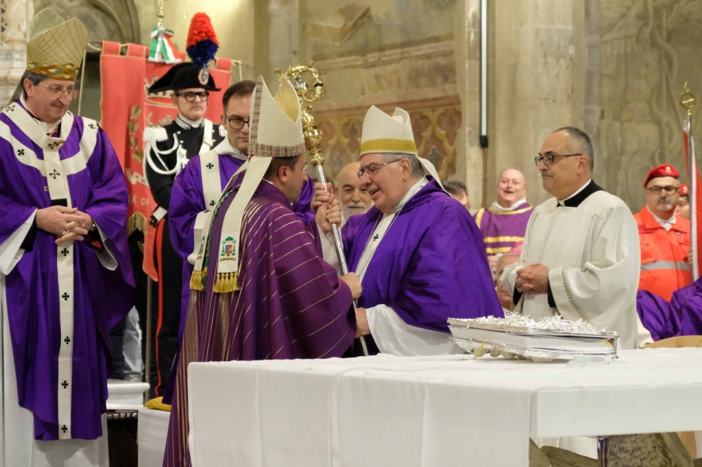 Sacerdoti Della Diocesi Di Arezzo Arezzo, benvenuto al nuovo Vescovo. L'insediamento minuto per minuto