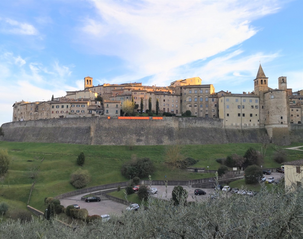 1681052884_veduta_mura_Anghiari_con_cartellone_mostra_2023