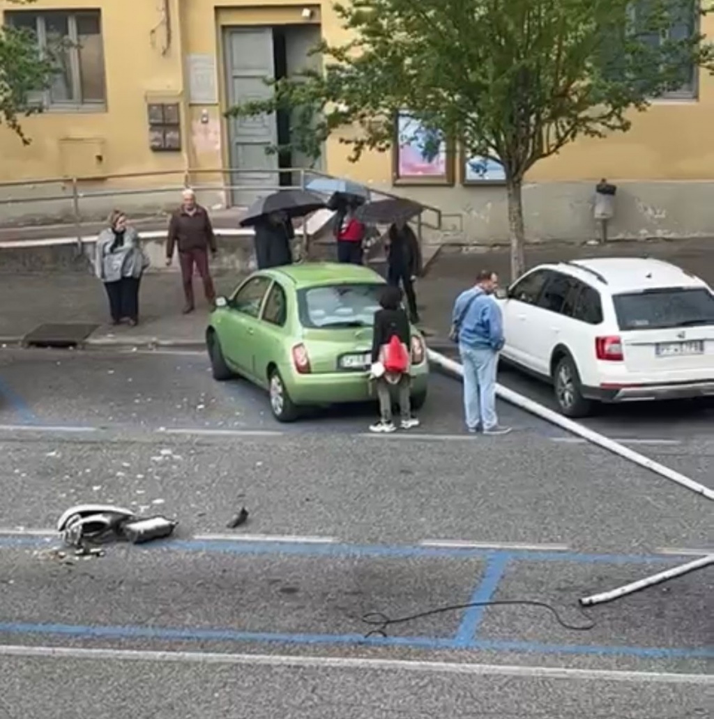 San Giovanni, cede lampione: danni a due auto