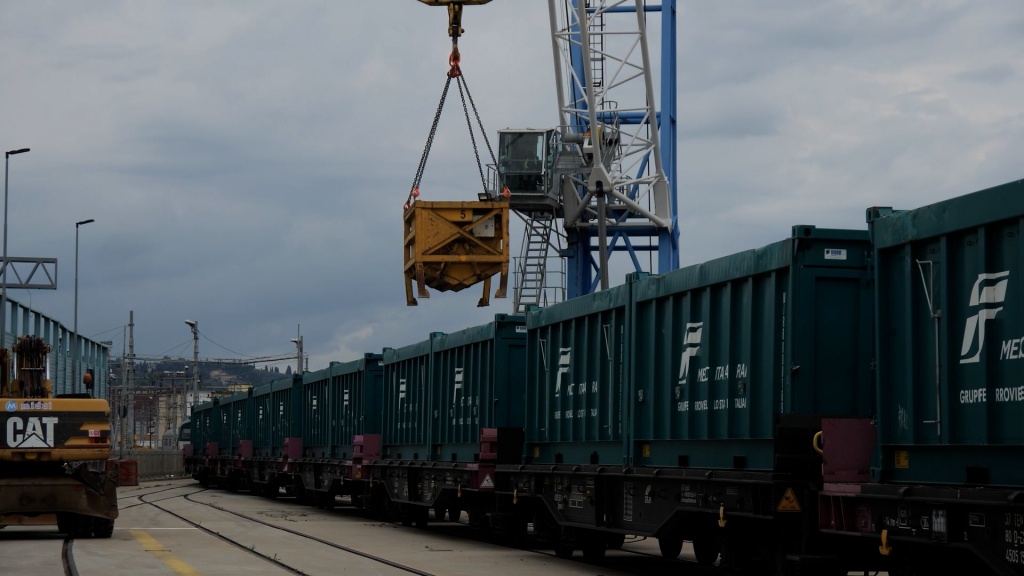San Giovanni, disagi per il transito dei treni con le terre di scavo. La protesta delle Liste Civiche