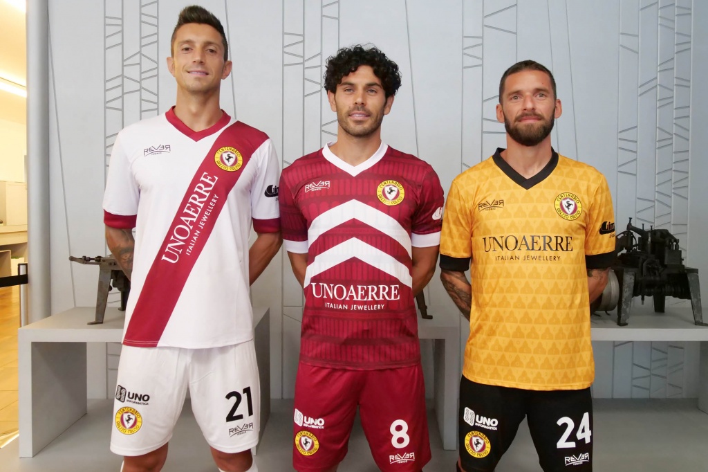 1692794854_Arezzo_foto_presentazione_maglie_2023_2024_1