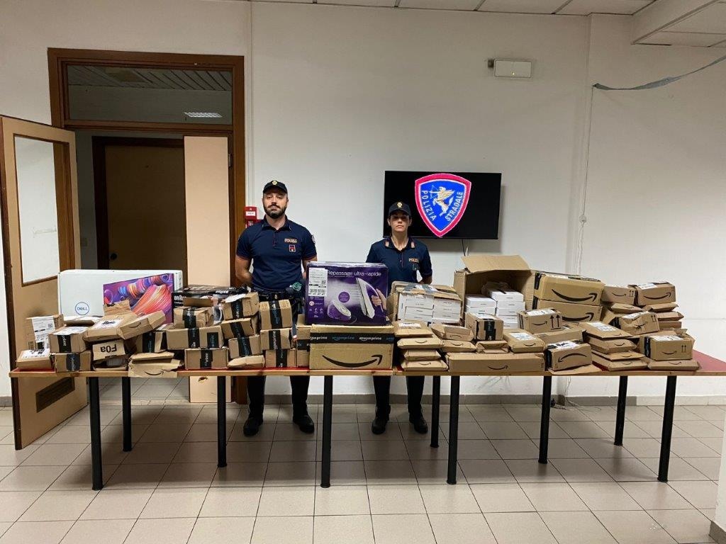 1695284654_polizia_pacchi_amazon