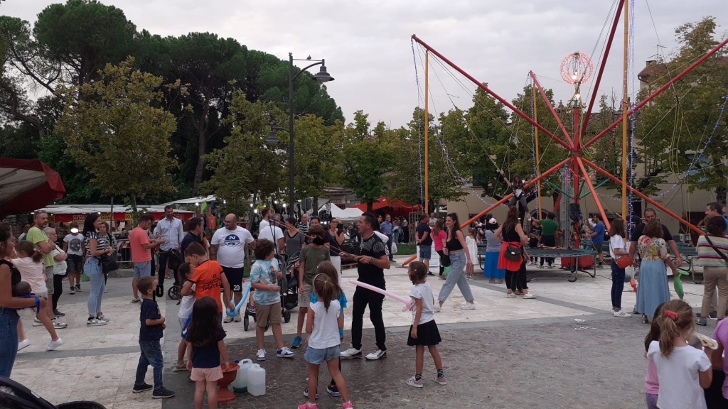 1696051756_1695976460_sergardi_bambini_piazza_03_o