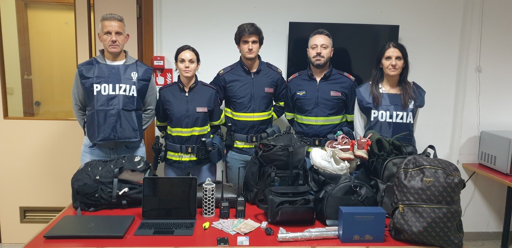 1698917878_4_SUDAMERICANI_SOTTOPOSTI_A_FERMO_DI_P.G._PER_FURTO