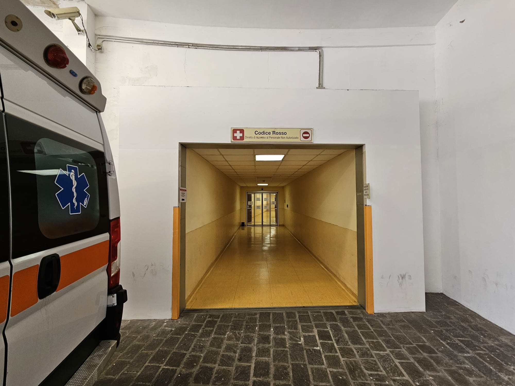 La bimba ha fretta di nascere, parto precipitoso in ambulanza a pochi metri dall’ospedale
