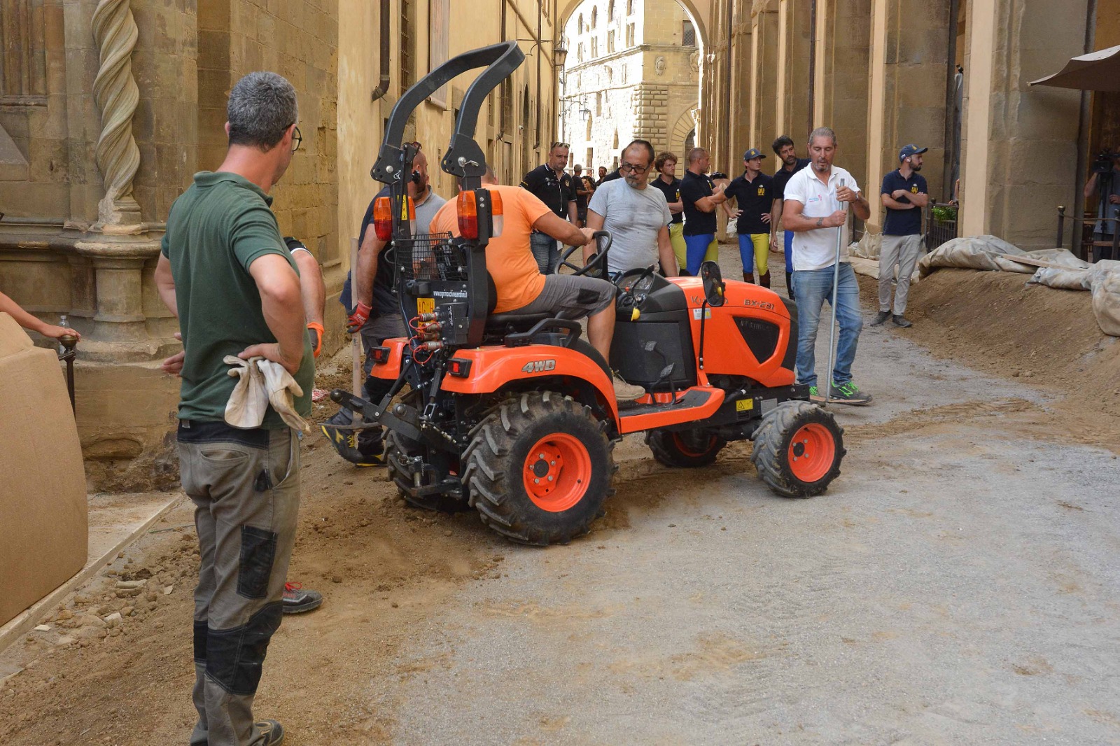 Terra nuova e asciutta per la lizza: prove senza intoppi in Piazza Grande – Foto