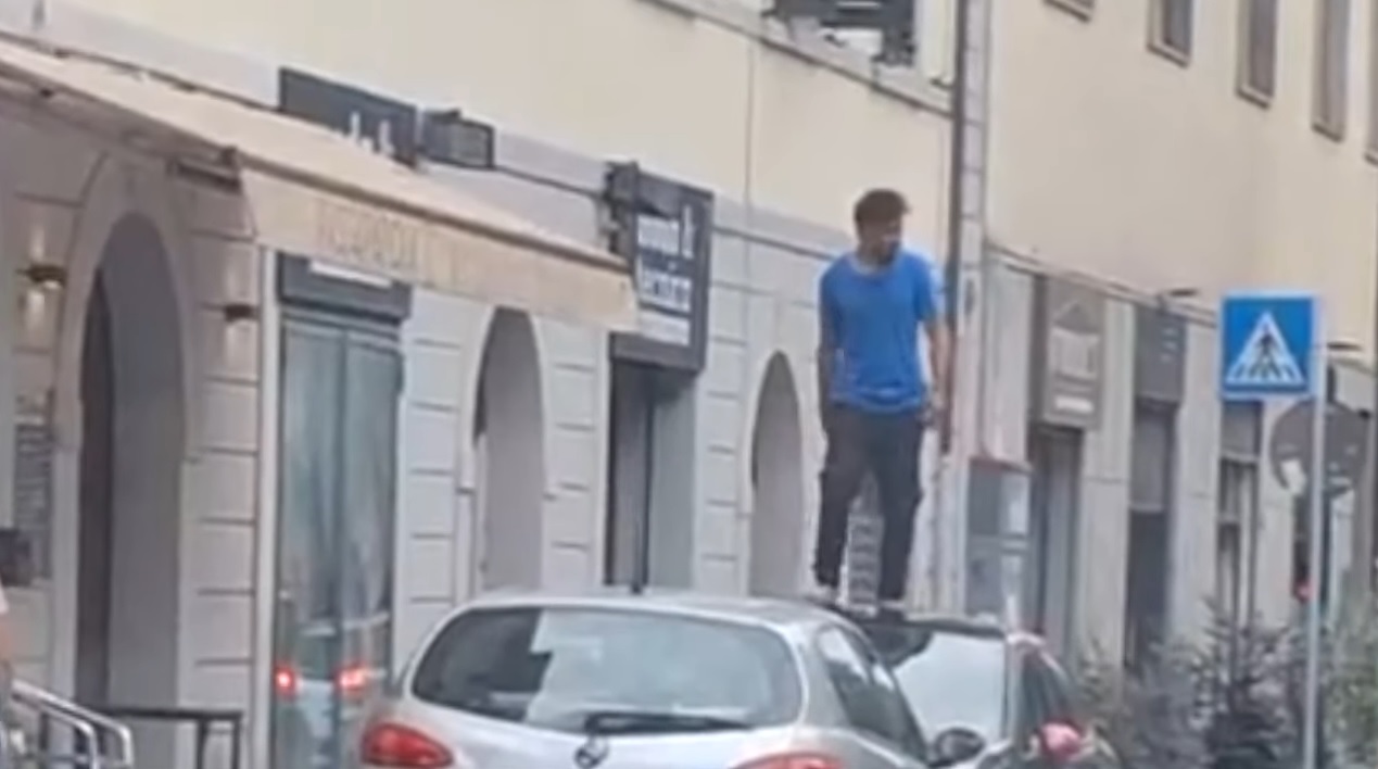 salta_su_auto_arezzo_2
