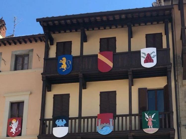 Alla scoperta degli scudi di Piazza Grande