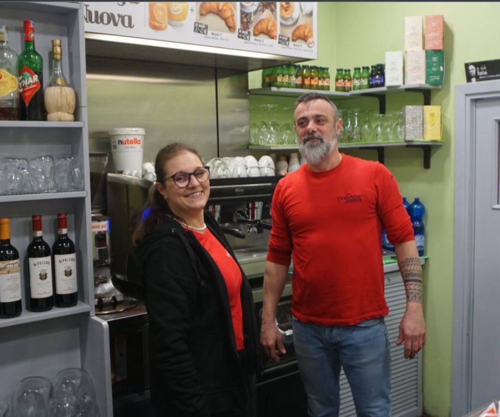 La spesa sospesa di Silvia e Lorenzo: “Lasciamo prodotti fuori dal negozio per chi ha più bisogno”