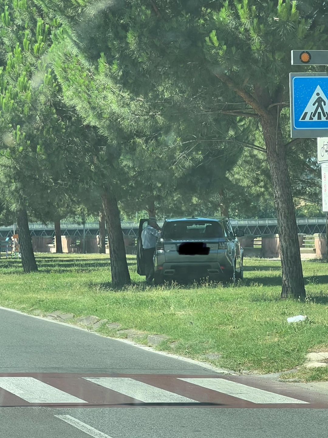 Che ci fa un Suv nel bel mezzo della pineta cittadina?