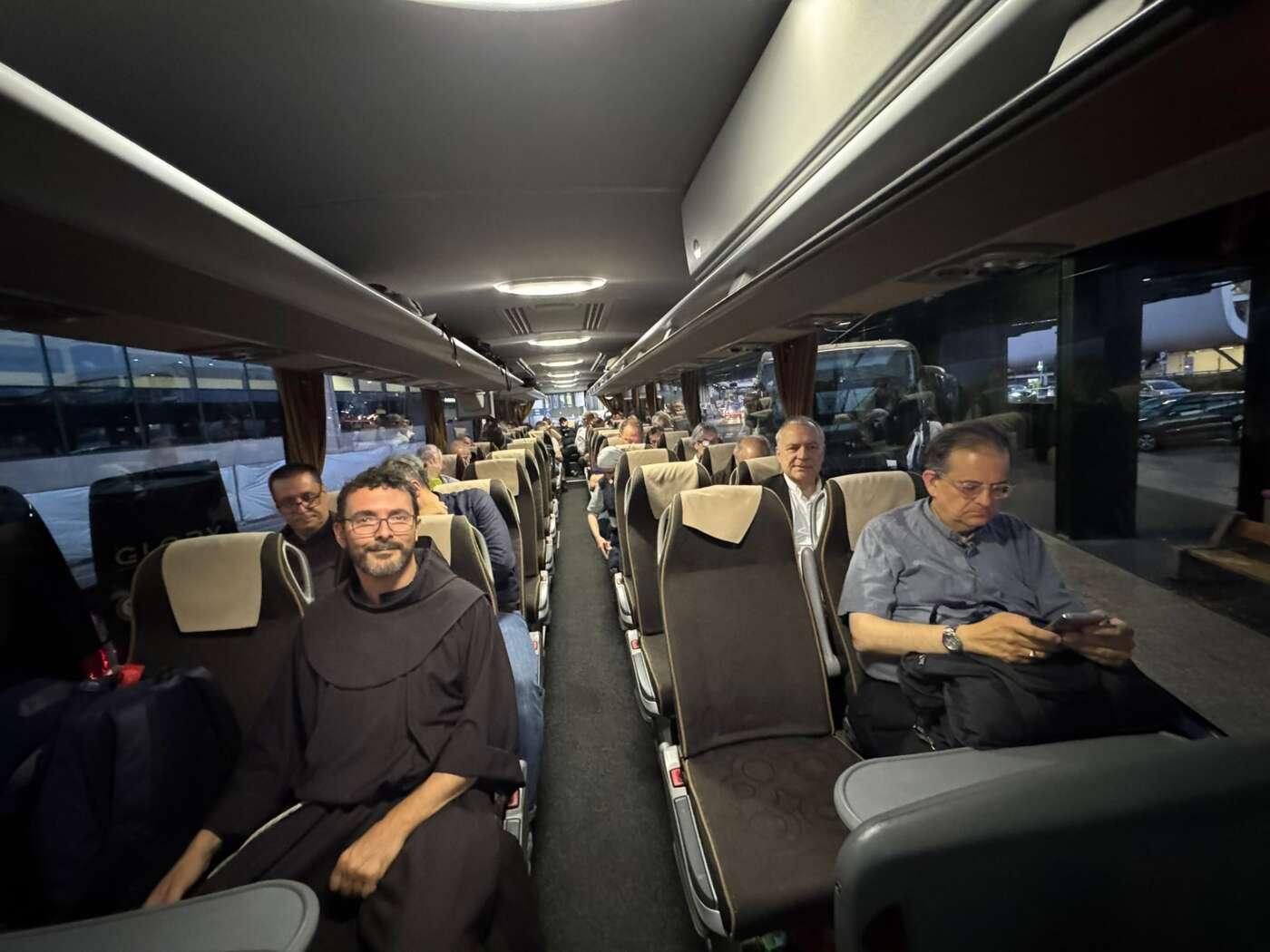 I vescovi a Milano nel bus navetta - Foto da Toscanaoggi.it
